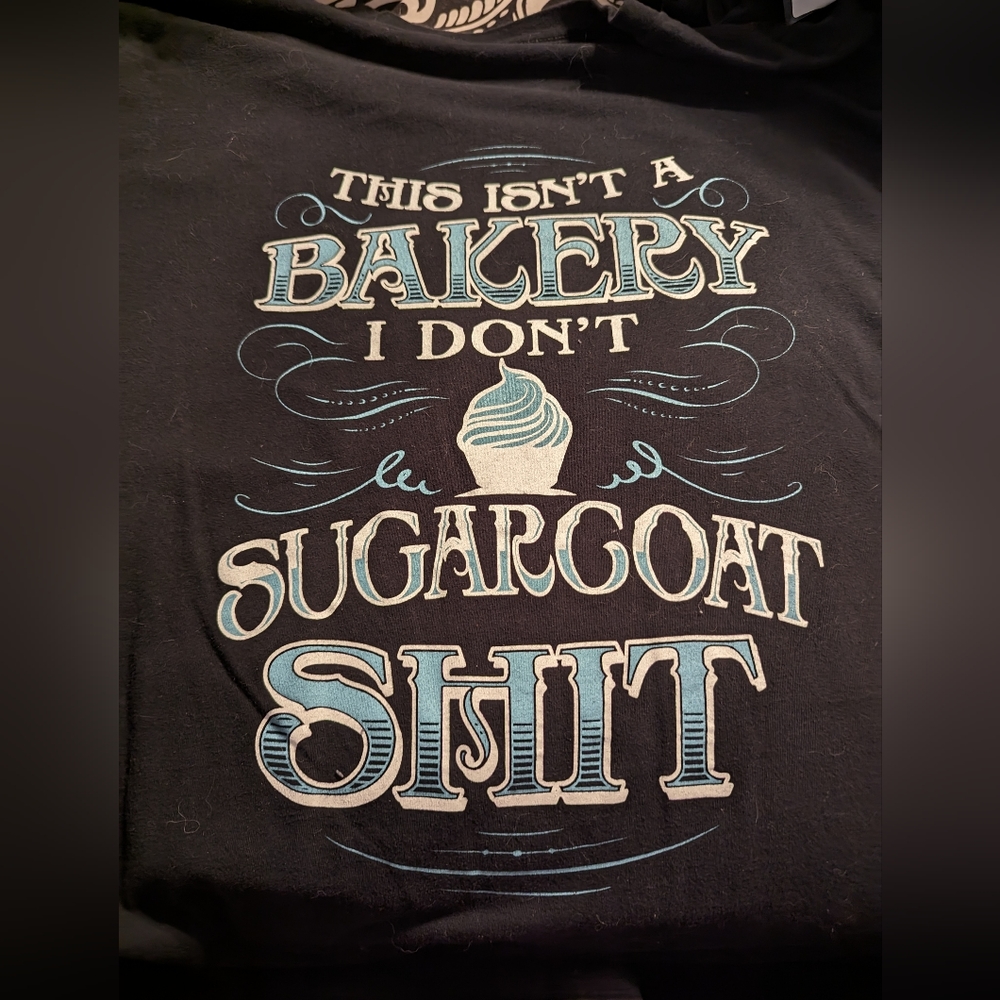 Black short sleeve tee